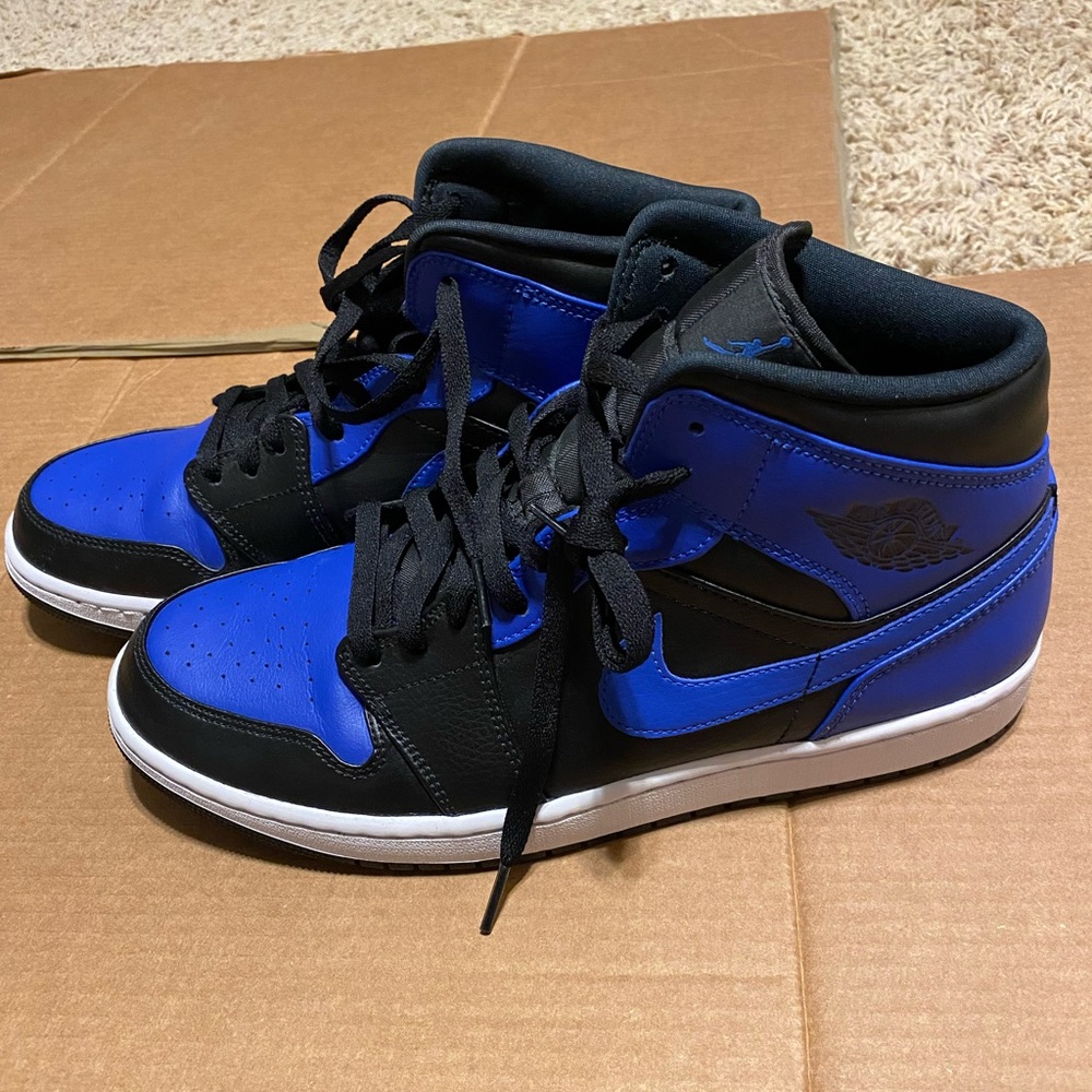 MISMATCH - Air Jordan 1 Mid! Size 11 on left foot and size 12 on right foot!